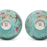A PAIR OF FAMILLE ROSE TURQUOISE-GROUND BOWLS - фото 4