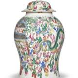 A LARGE FAMILLE ROSE BALUSTER JAR AND COVER - фото 1