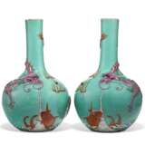 A PAIR OF FAMILLE ROSE MOLDED `DRAGON AND CARP’ BOTTLE VASES - Foto 1