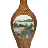 A FAMILLE ROSE AND FAUX BOIS 'OLIVE'-SHAPED VASE, GANLANPING - фото 2