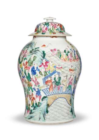 A LARGE FAMILLE ROSE BALUSTER JAR AND COVER - photo 3