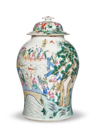 A LARGE FAMILLE ROSE BALUSTER JAR AND COVER - фото 4