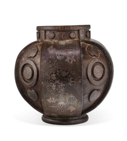 A SILVER-OVERLAY IRON VESSEL - photo 2