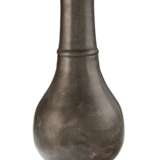 A LARGE SILVER-INLAID BRONZE VASE - Foto 1