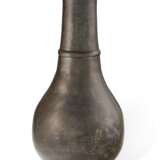 A LARGE SILVER-INLAID BRONZE VASE - Foto 3