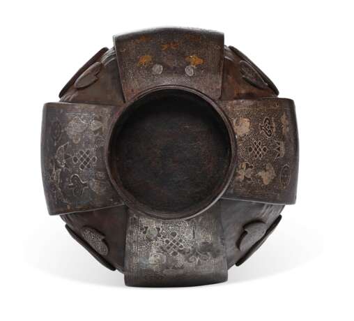 A SILVER-OVERLAY IRON VESSEL - фото 6