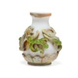 A SMALL GREEN AND OPALINE-OVERLAY WHITE GLASS VASE - фото 3