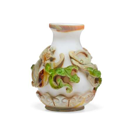 A SMALL GREEN AND OPALINE-OVERLAY WHITE GLASS VASE - photo 3