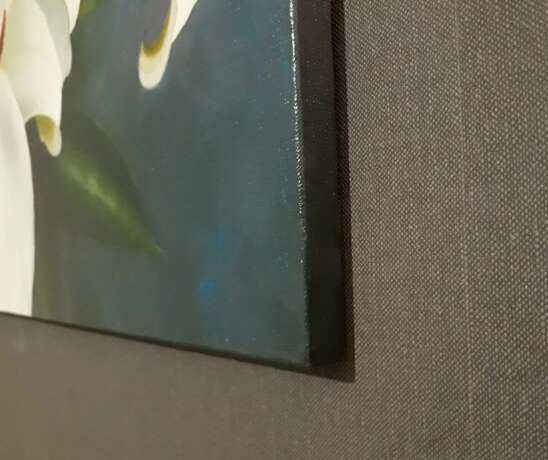 Белые лилии Льняной холст на подрамнике / масло Масляная живопись Современный реализм Гомель 2021 г. - фото 3