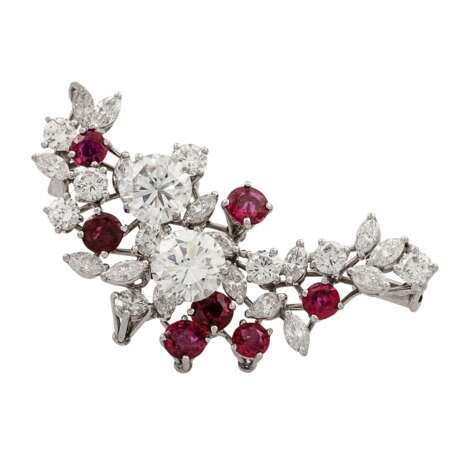 Feine Juwelenbrosche mit Rubinen und einer Vielzahl Diamanten, - Foto 1