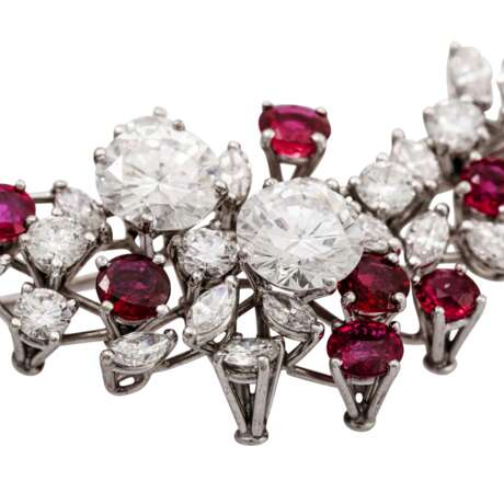 Feine Juwelenbrosche mit Rubinen und einer Vielzahl Diamanten, - photo 5