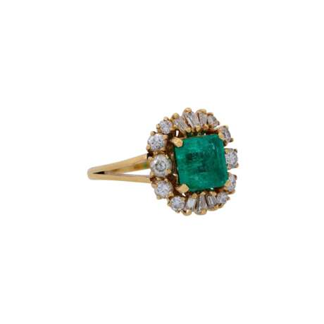 Ring mit Smaragd umgeben von Diamanten zus. ca. 0,57 ct, - Foto 1