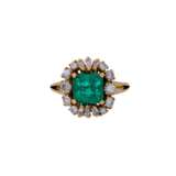 Ring mit Smaragd umgeben von Diamanten zus. ca. 0,57 ct, - фото 2