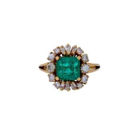 Ring mit Smaragd umgeben von Diamanten zus. ca. 0,57 ct, - фото 2