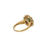 Ring mit Smaragd umgeben von Diamanten zus. ca. 0,57 ct, - фото 3