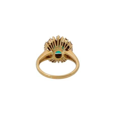 Ring mit Smaragd umgeben von Diamanten zus. ca. 0,57 ct, - Foto 4