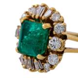 Ring mit Smaragd umgeben von Diamanten zus. ca. 0,57 ct, - photo 5