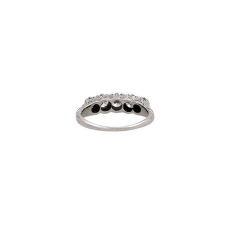 Ring mit 5 Brillanten von zus. ca. 0,7 ct, - photo 4