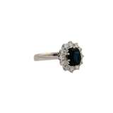 Ring mit Saphir entouriert von 12 Brillanten zus. ca. 0,5 ct, - photo 1