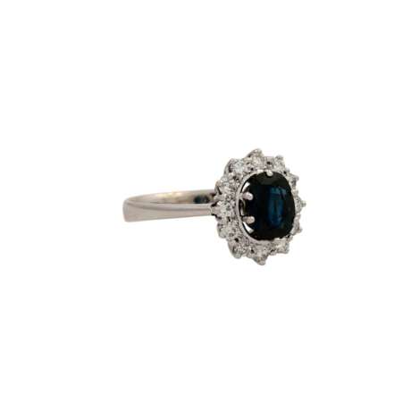 Ring mit Saphir entouriert von 12 Brillanten zus. ca. 0,5 ct, - photo 1