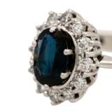 Ring mit Saphir entouriert von 12 Brillanten zus. ca. 0,5 ct, - photo 5