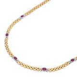 Collier mit 5 oval fac. Rubinen und 20 kl. Brillanten zus. ca. 0,21 ct, - фото 4