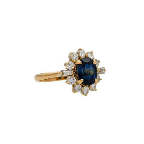 Ring mit Saphir, Brillanten und Diamanten im Trapezschliff, zus. ca. 0,5 ct, - Foto 1