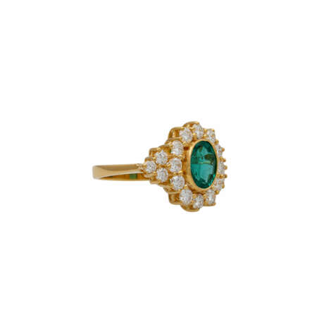 Ring mit Smaragd und Brillanten zus. ca. 1,5 ct, - фото 1