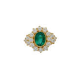 Ring mit Smaragd und Brillanten zus. ca. 1,5 ct, - photo 2