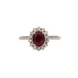 Klassischer Ring mit Rubin umgeben von Diamanten zus. ca. 0,3 ct, - фото 2