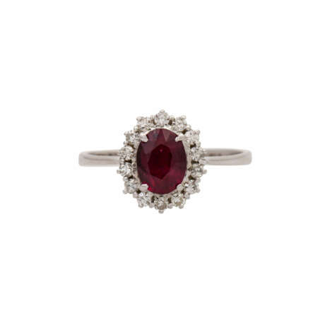 Klassischer Ring mit Rubin umgeben von Diamanten zus. ca. 0,3 ct, - photo 2