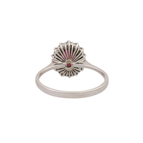Klassischer Ring mit Rubin umgeben von Diamanten zus. ca. 0,3 ct, - photo 4