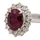 Klassischer Ring mit Rubin umgeben von Diamanten zus. ca. 0,3 ct, - фото 5