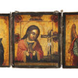 FEINES TRIPTYCHON MIT DER GOTTESMUTTER ACHTYRSKAJA FLANKIERT VON DEN HEILIGEN NIKOLAUS VON MYRA UND DEM SCHUTZENGEL - Foto 1