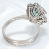 Ring: sehr schöner vintage Damenring mit Smaragd/Brillant-Besatz, 18K Gold - photo 4