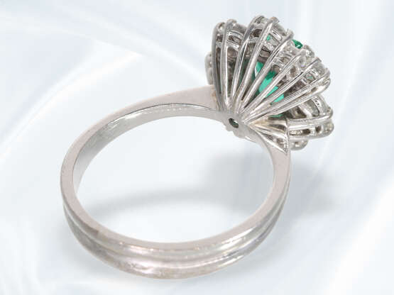 Ring: sehr schöner vintage Damenring mit Smaragd/Brillant-Besatz, 18K Gold - photo 4