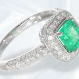 Neuwertiger attraktiver Smaragdring mit Brillanten, insgesamt ca. 1,9ct, 18K Gold - фото 2