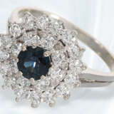 Ring: weißgoldener, sehr dekorativer und hochwertiger vintage Saphir/Brillant-Blütenring, ca. 0,96ct Brillanten - photo 1