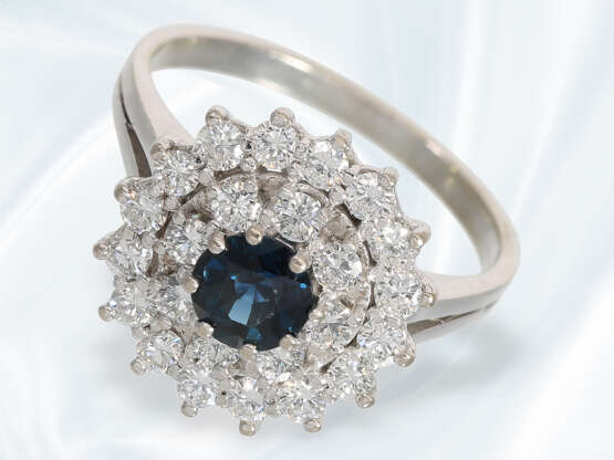Ring: weißgoldener, sehr dekorativer und hochwertiger vintage Saphir/Brillant-Blütenring, ca. 0,96ct Brillanten - Foto 2