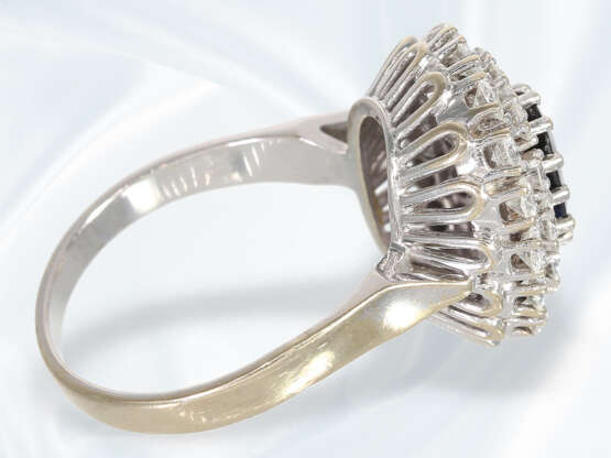 Ring: handgearbeiteter vintage Blütenring mit Saphir- sowie Brillantbesatz, 14K Weißgold - фото 4