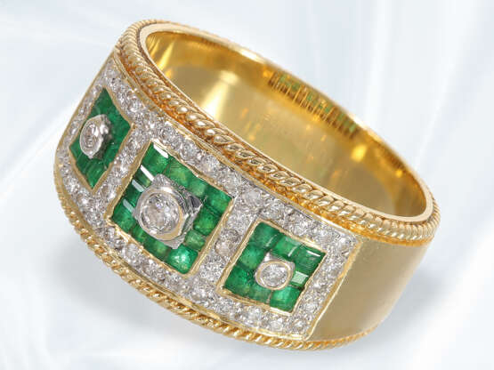 Ring: dekorativer Smaragd/Brillant-Goldschmiedering, 18K Gold - фото 1