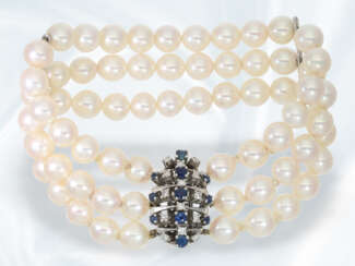 Armband: weißgoldenes, 3-reihiges vintage Perlarmband mit hochwertiger Saphir/Diamant-Schließe