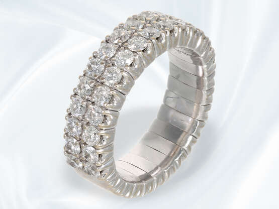 Ring: hochwertiger und ausgefallener Memoire-Kettenring, Nobeljuwelier Mahlberg, 1,48ct Brillanten - photo 2