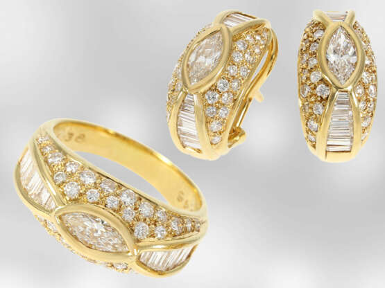 Ring/Ohrschmuck: dekoratives vintage Schmuckset aus Ring und Ohrclips mit Diamanten, insgesamt ca. 4,41ct, 18K Gold - photo 1