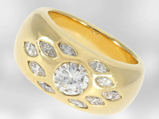 Ring: massiver und schwerer Goldschmiede-Bandring mit Brillant von ca. 1,19ct und Diamant-Navettes, insgesamt ca. 1,79ct, 18K Gold - фото 1