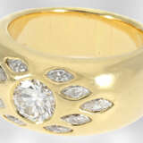 Ring: massiver und schwerer Goldschmiede-Bandring mit Brillant von ca. 1,19ct und Diamant-Navettes, insgesamt ca. 1,79ct, 18K Gold - photo 2
