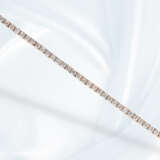 Armband: feines, zierliches und handgearbeitetes Tennisarmband mit Brillanten feiner Qualität, zusammen ca. 2,5ct - Foto 4