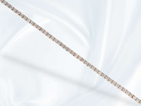Armband: feines, zierliches und handgearbeitetes Tennisarmband mit Brillanten feiner Qualität, zusammen ca. 2,5ct - photo 4