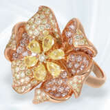 Ring: ungetragener, äußerst interessant gearbeiteter und moderner Designer-Brillant/Goldschmiedering in Blütenform, ca. 3,57ct Fancy Pink/Yellow - photo 1