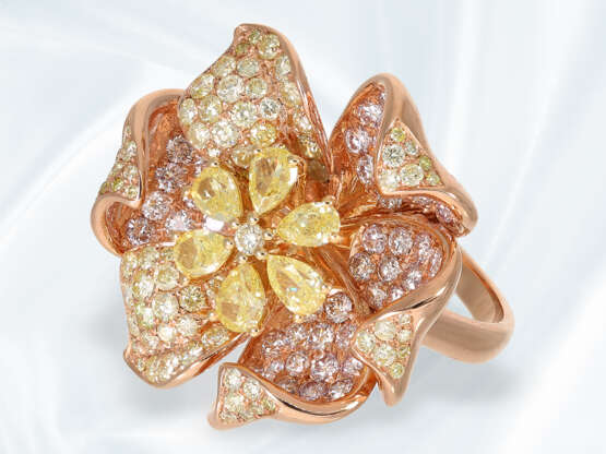 Ring: ungetragener, äußerst interessant gearbeiteter und moderner Designer-Brillant/Goldschmiedering in Blütenform, ca. 3,57ct Fancy Pink/Yellow - фото 1